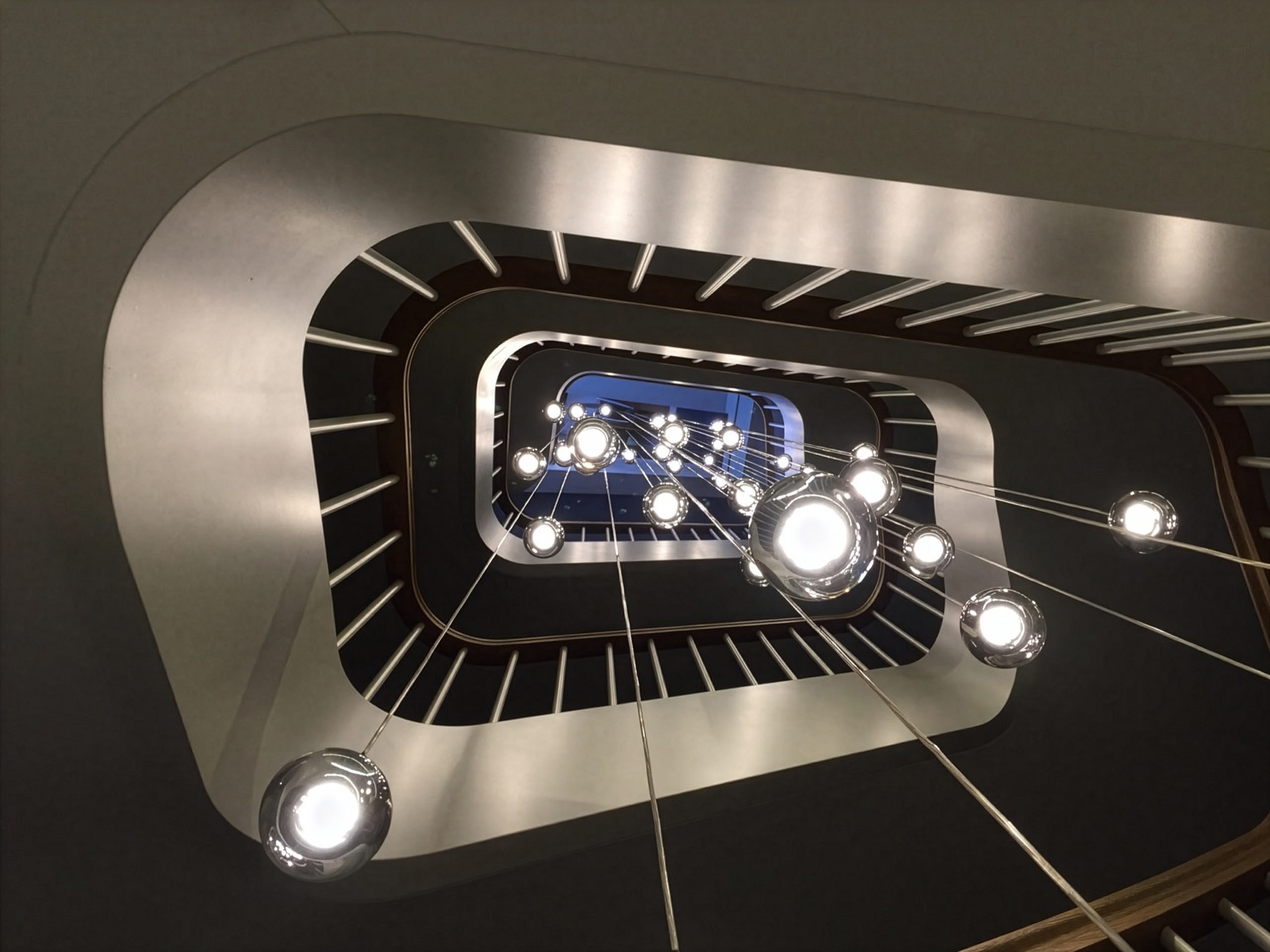 Atrio con lampada Dew — Private House, Basel — KDLN