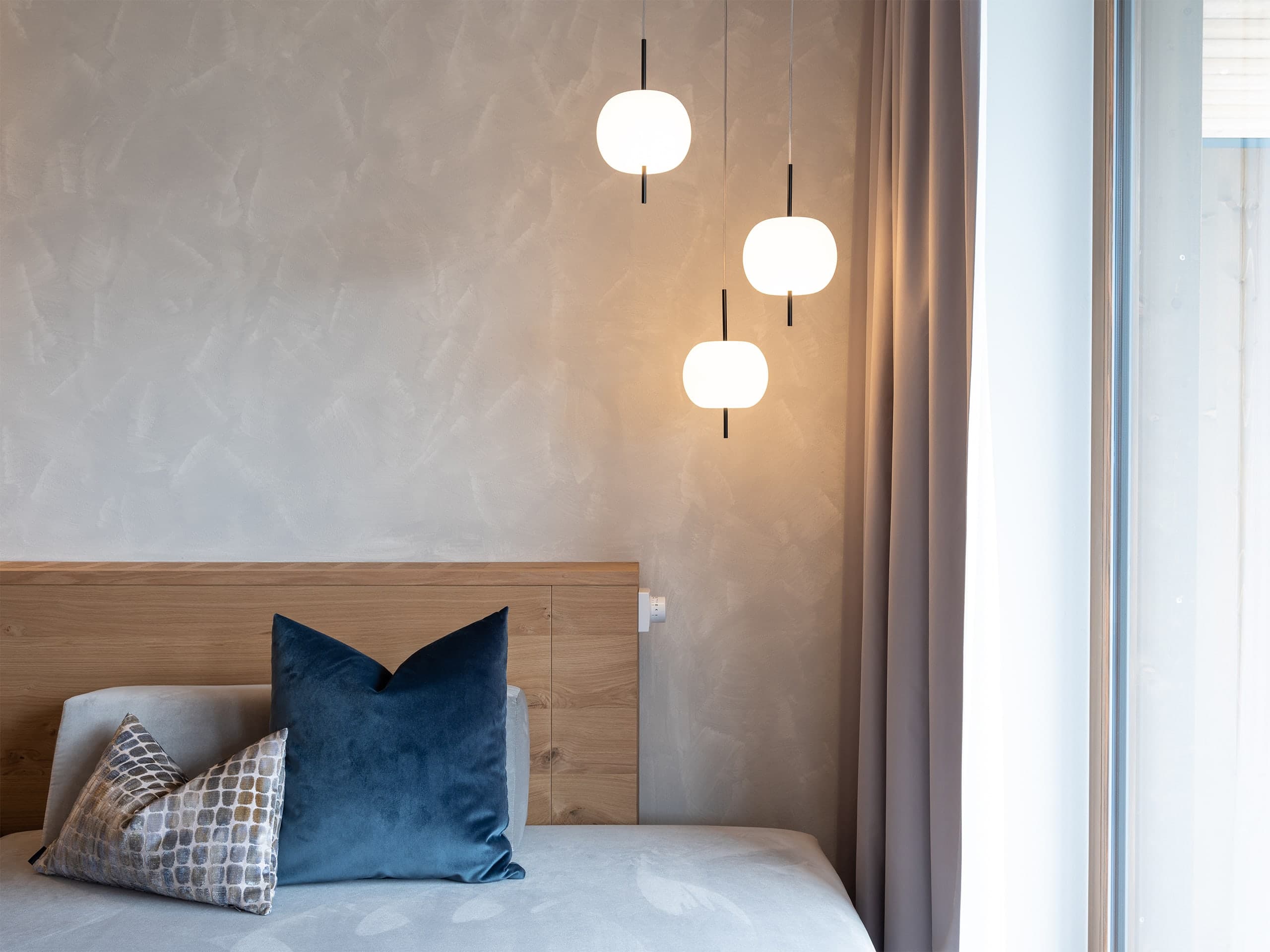 Camera hotel con lampada Kushi Suspension — Hotel Alpen Tesitin, Italia — KDLN