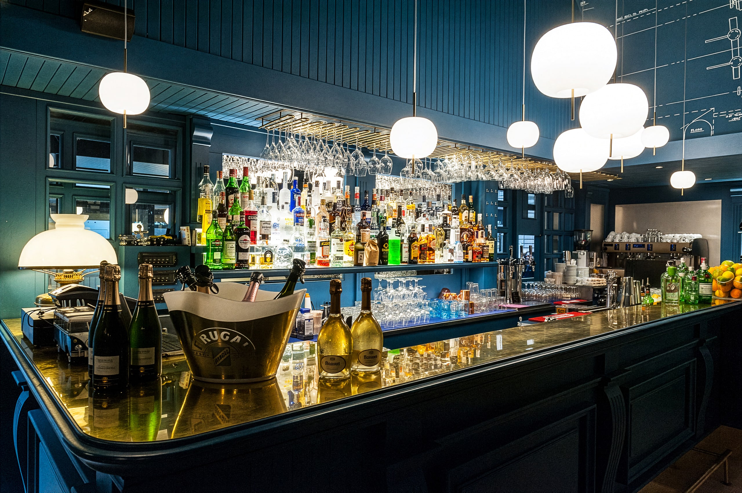 Bar con lampada Kushi Suspension — Marpione Burger & Bar, Genova — KDLN
