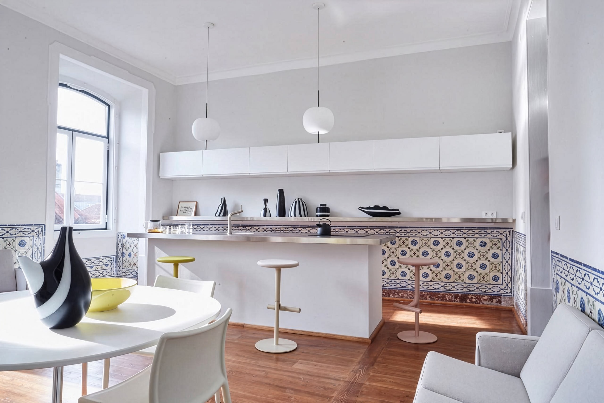 Soggiorno con lampada Kushi Suspension — The 3rd Floor, Lisbona — KDLN