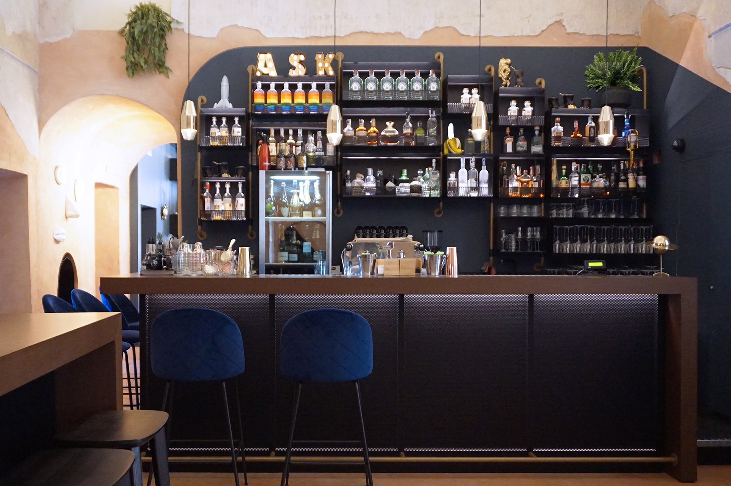 Bar con lampada Yuma — Contrasto Enosteria, Italia — KDLN