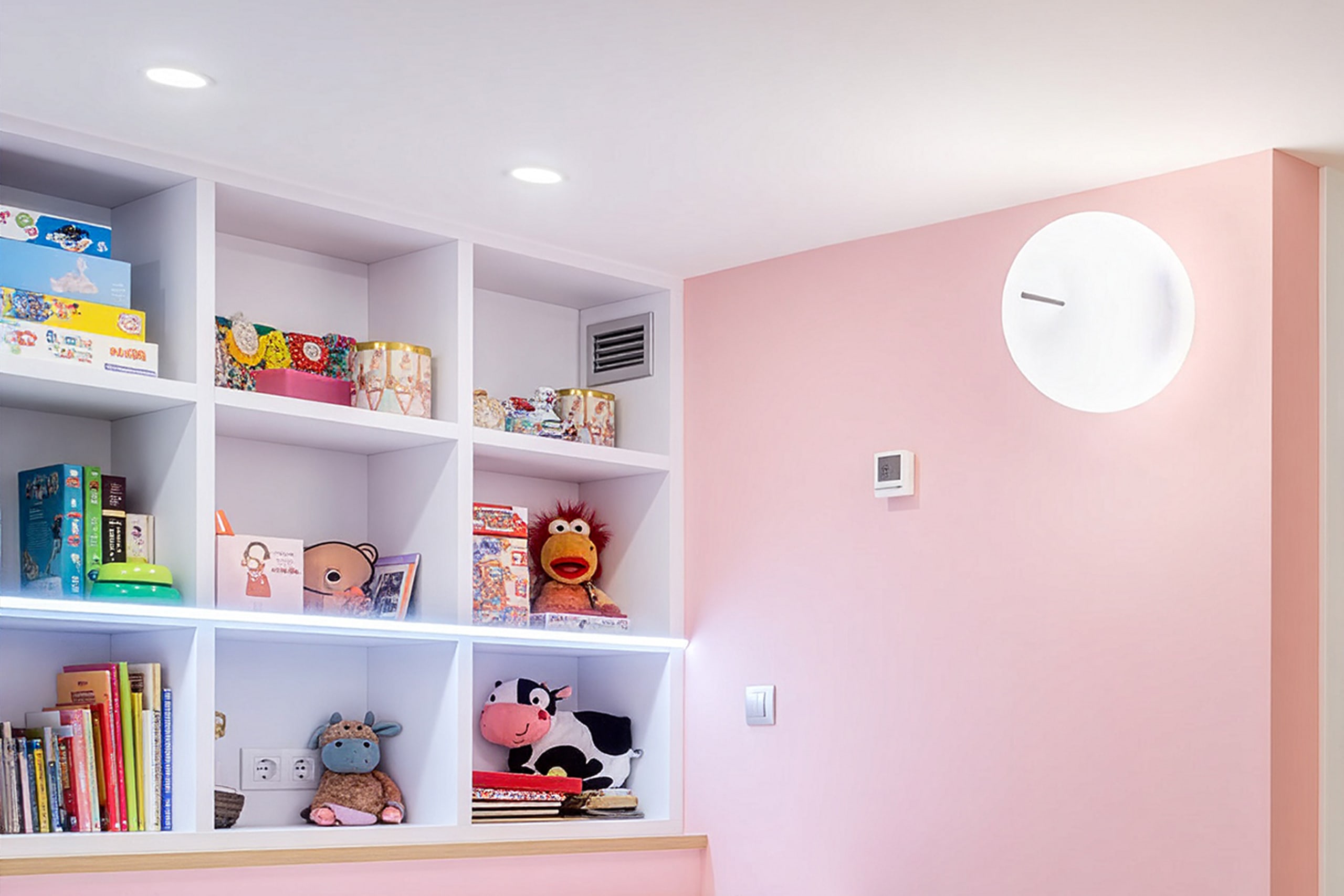 Bedroom with Kushi Ceiling lamp — Private House, Bilbao — KDLN