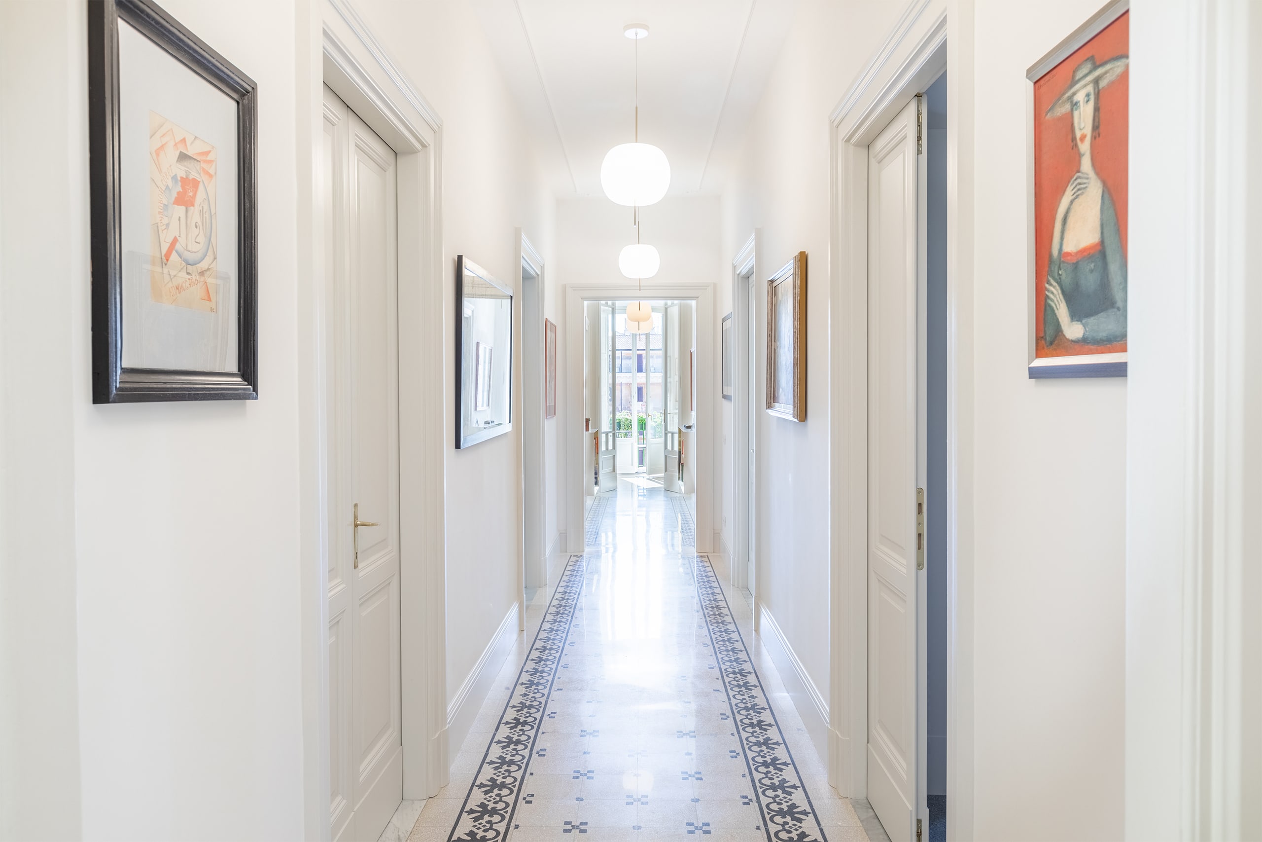 Atrio con lampada Kushi Suspension — Private House, Roma — KDLN