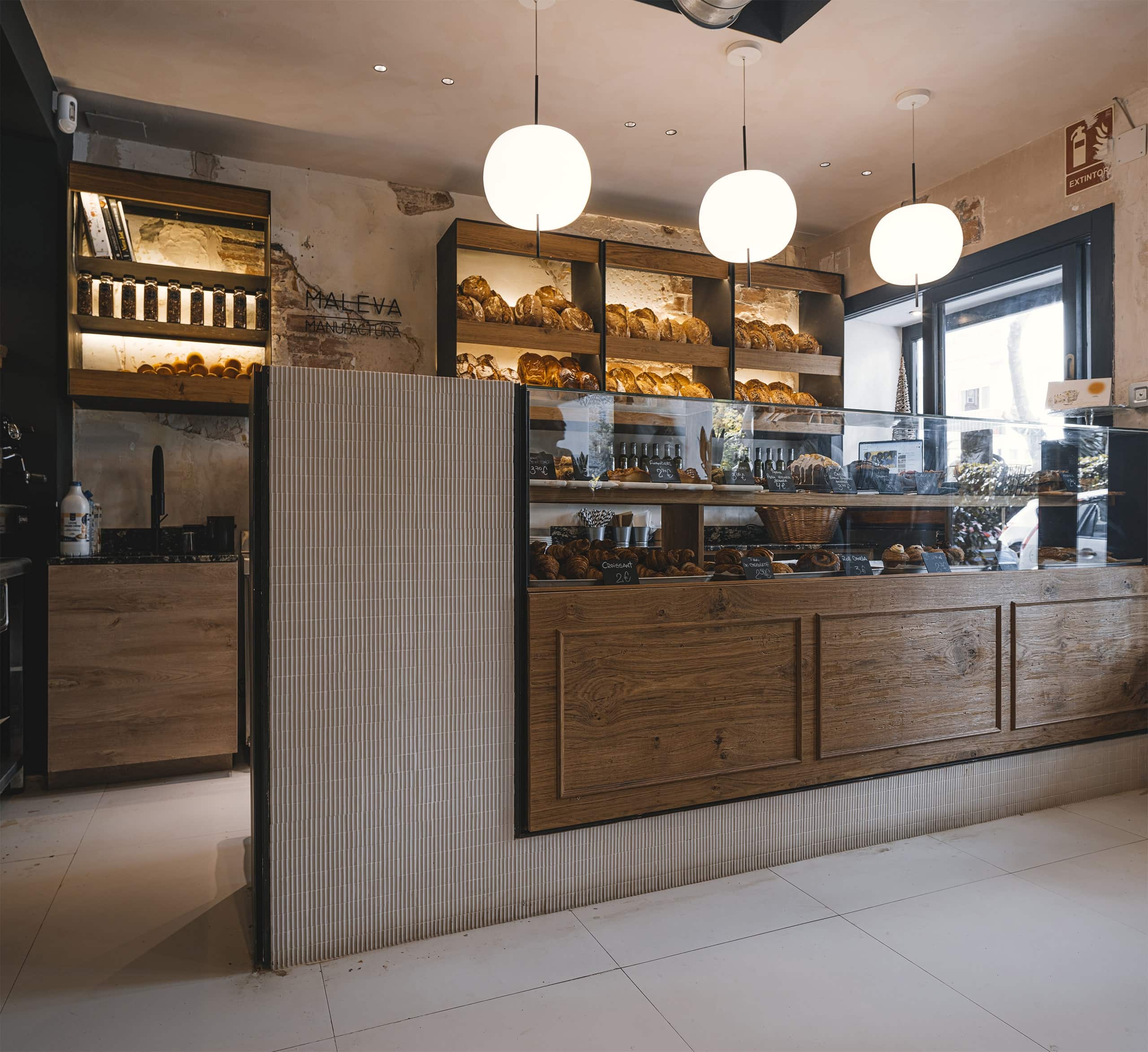 Negozio con lampada Kushi Supension — Maleva Bakery, Marbella — KDLN