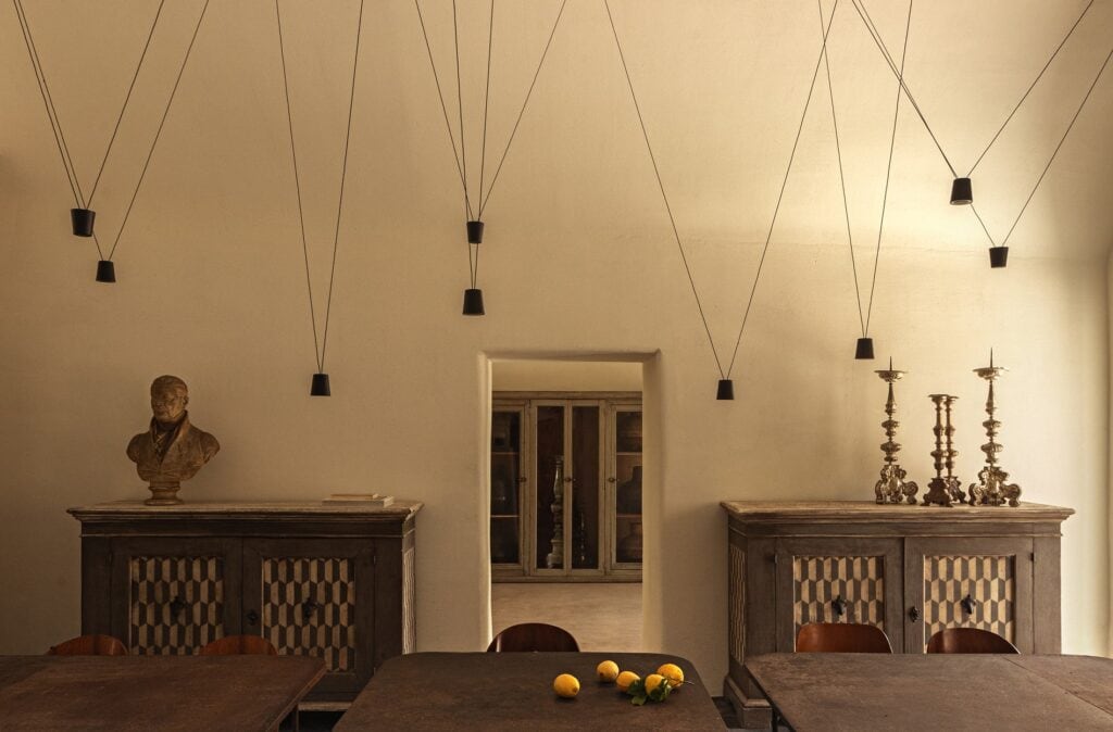 Sala da pranzo con lampada Sling — Dimora Santagatha, Noto — KDLN