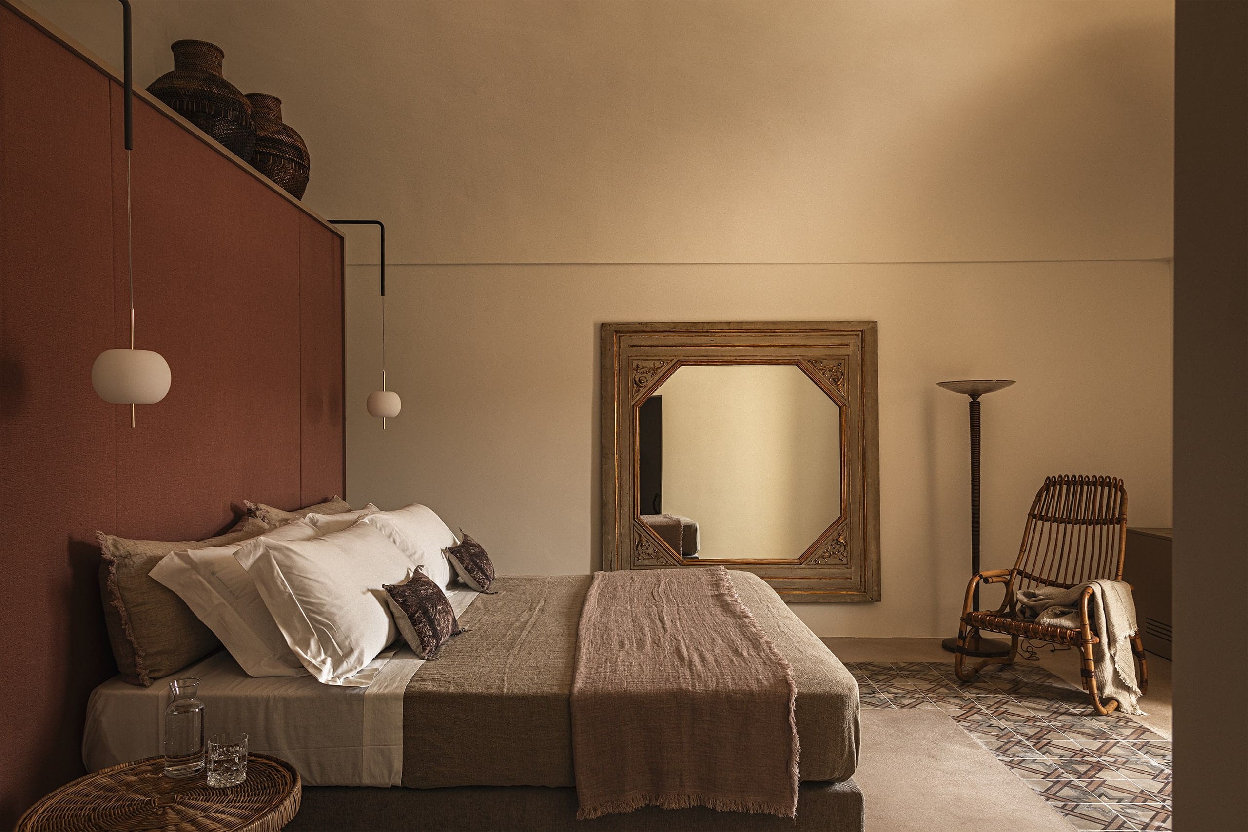 Suite boutique hotel con lampada Kushi Suspension — Dimora Santagatha, Noto — KDLN