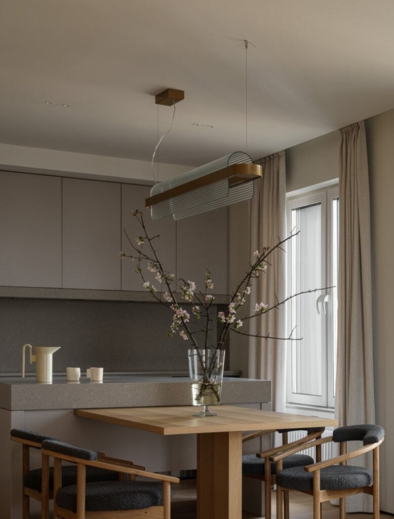 Sala da pranzo con lampada Nami — Private House, Odincovo — KDLN