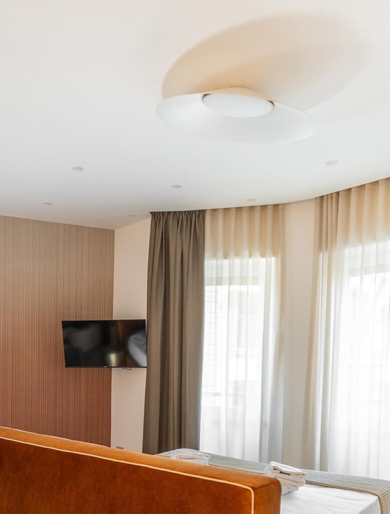 Suite boutique hotel con lampada Kate Ceiling — Ypnos Rest Art, Napoli — KDLN