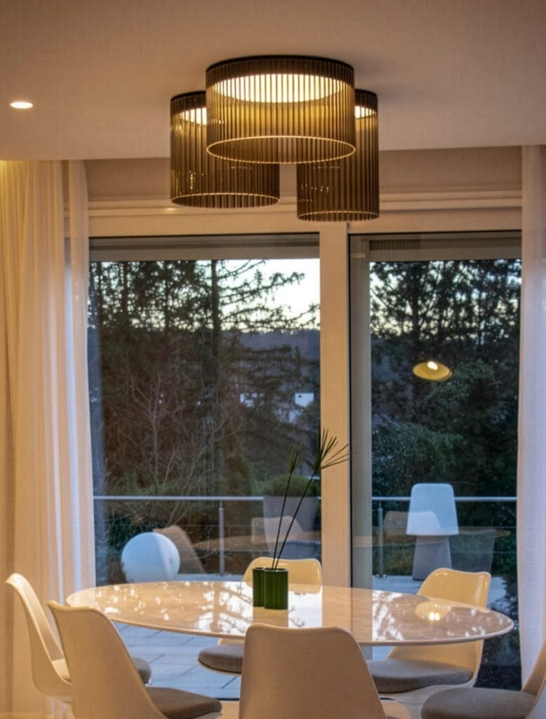 Sala da pranzo con lampada Giass — Cliff House, France — KDLN