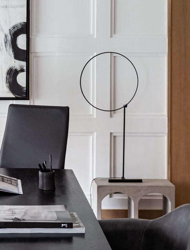 Ufficio con lampada Poise — San Pietroburgo, Russia — KDLN