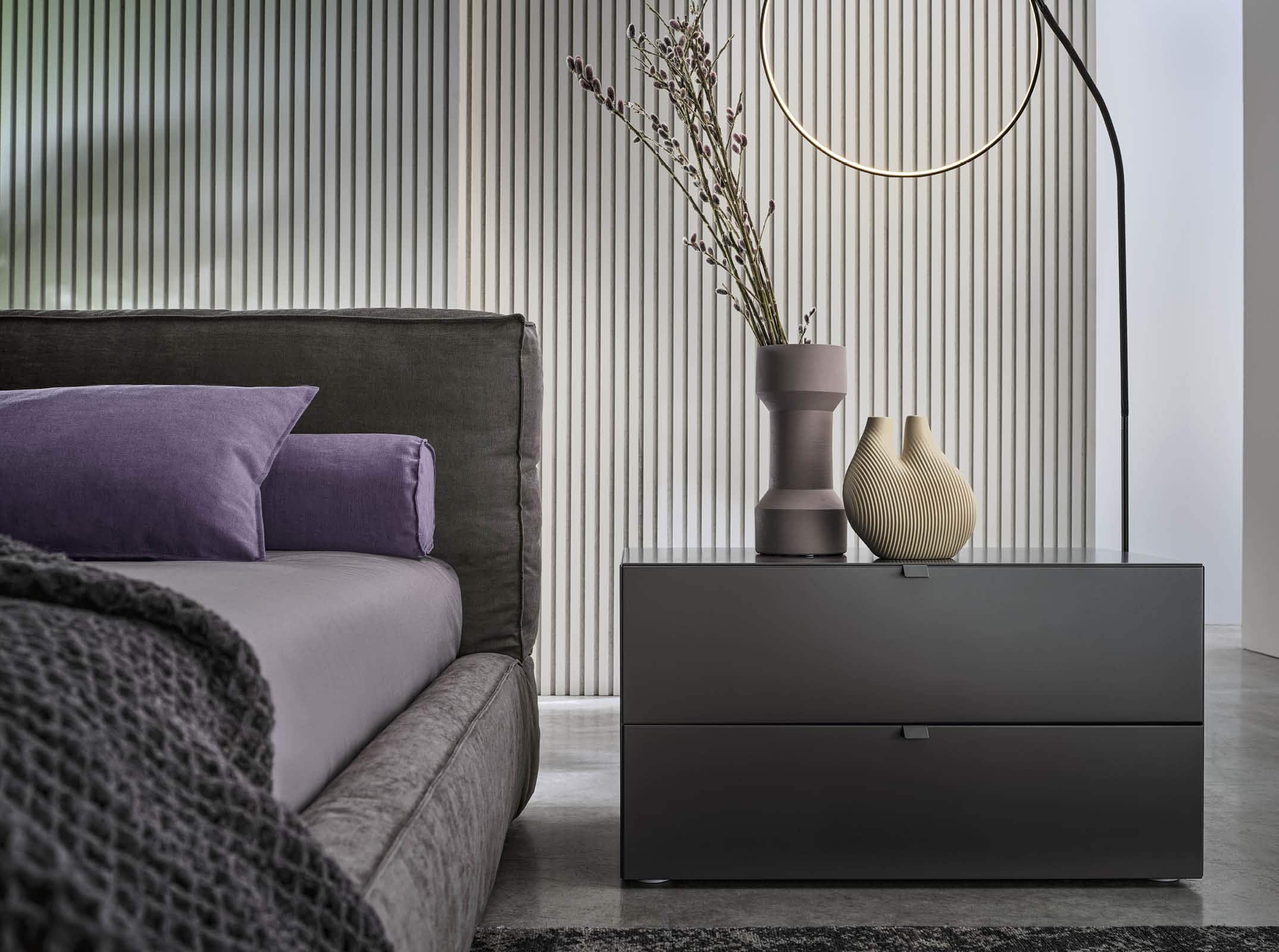 Lampada da tavolo moderna in stile minimalista con vasi decorativi in soggiorno.