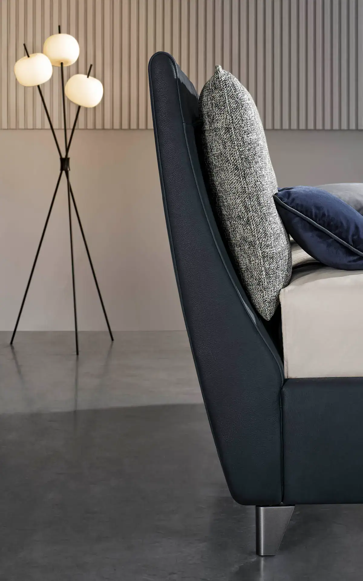 Lampa da terra moderna con diffusori bianchi in soggiorno elegante.