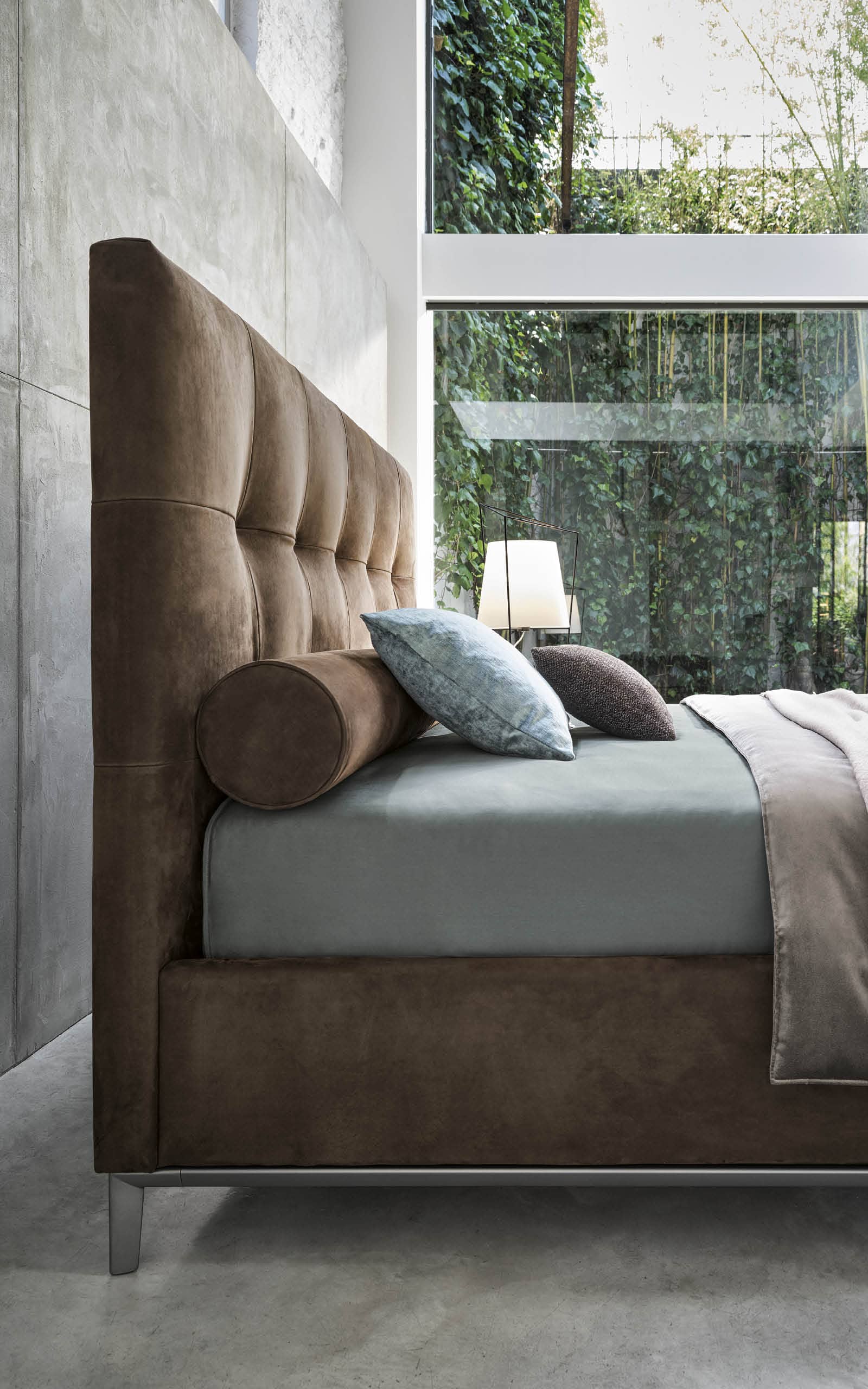 Lampo da parete in stile moderno con finitura in tessuto marrone e dettagli eleganti.