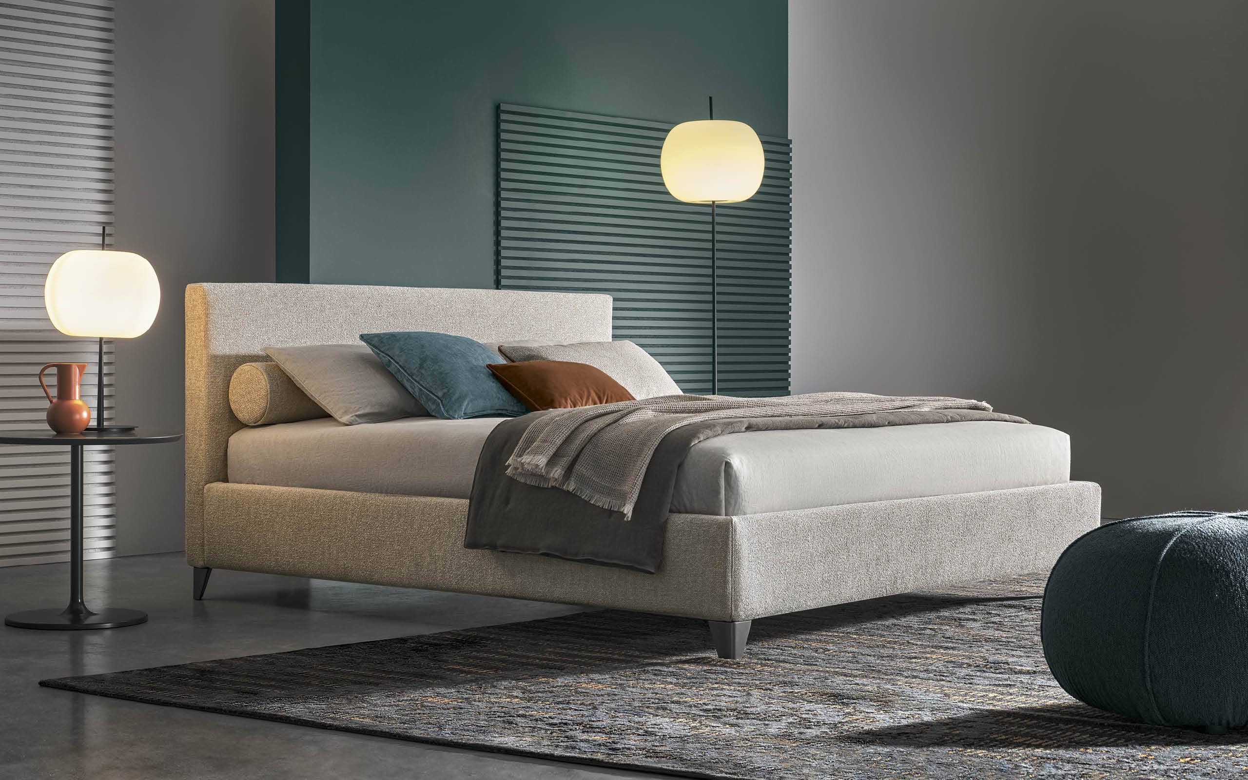 Lampada da tavolo moderna in tessuto beige in camera da letto elegante.