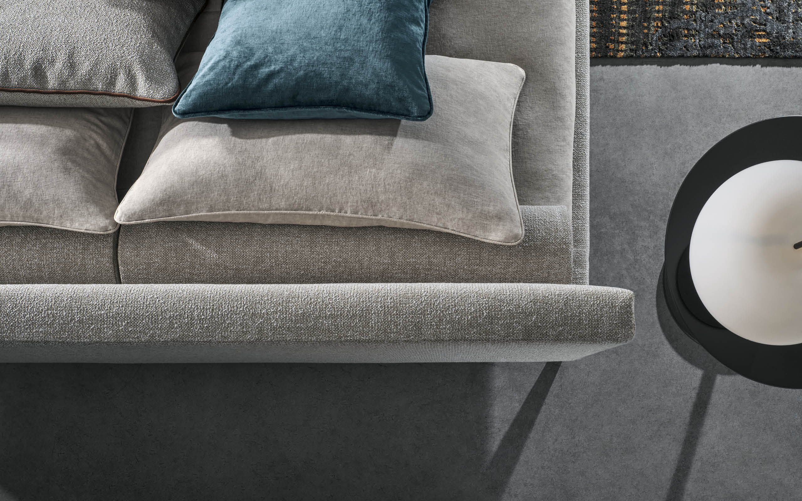 Lampada da tavolo moderna in stile minimalista con finitura opaca.