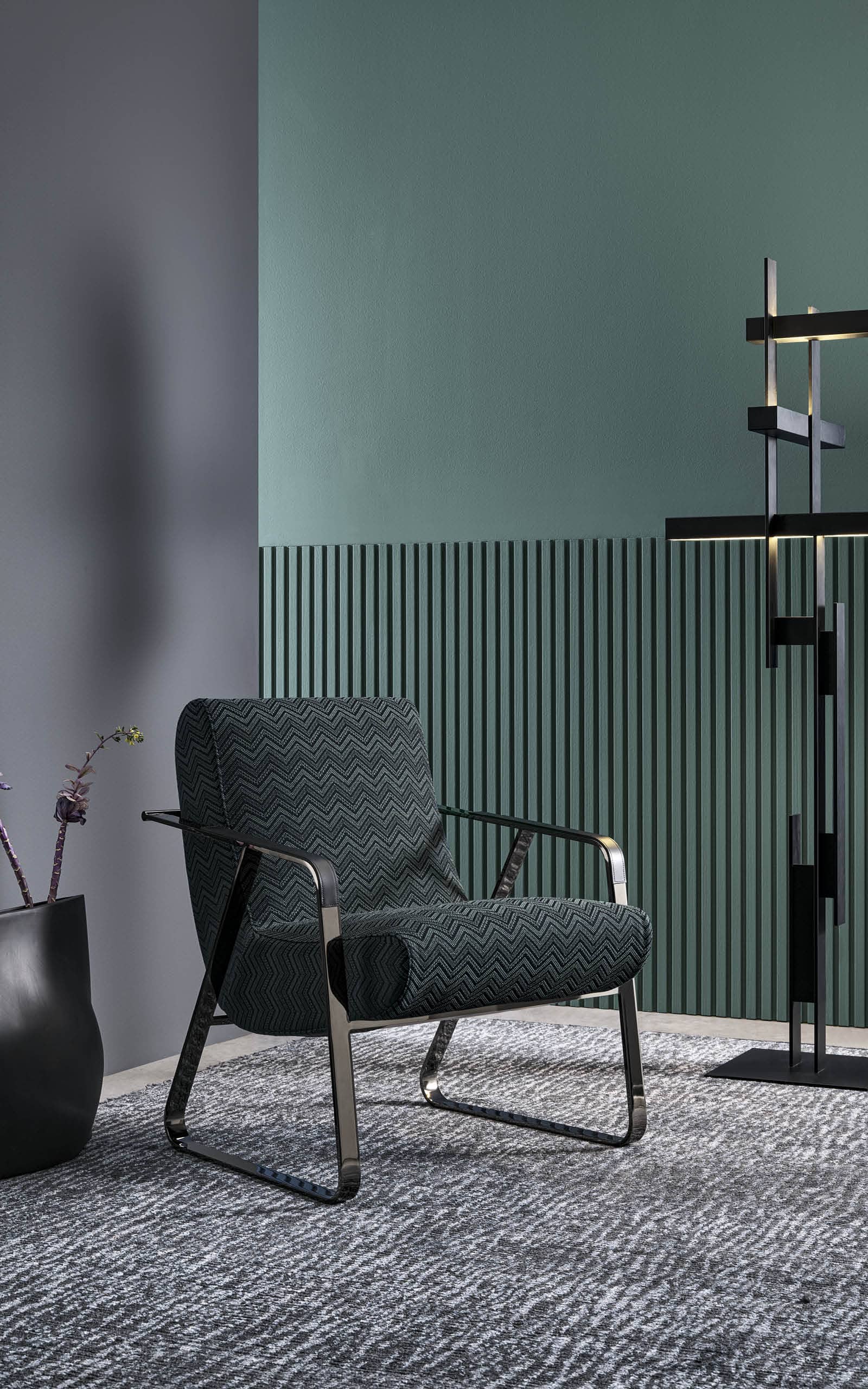 Lampada da terra moderna in stile minimalista con finitura nera e dettagli in metallo.