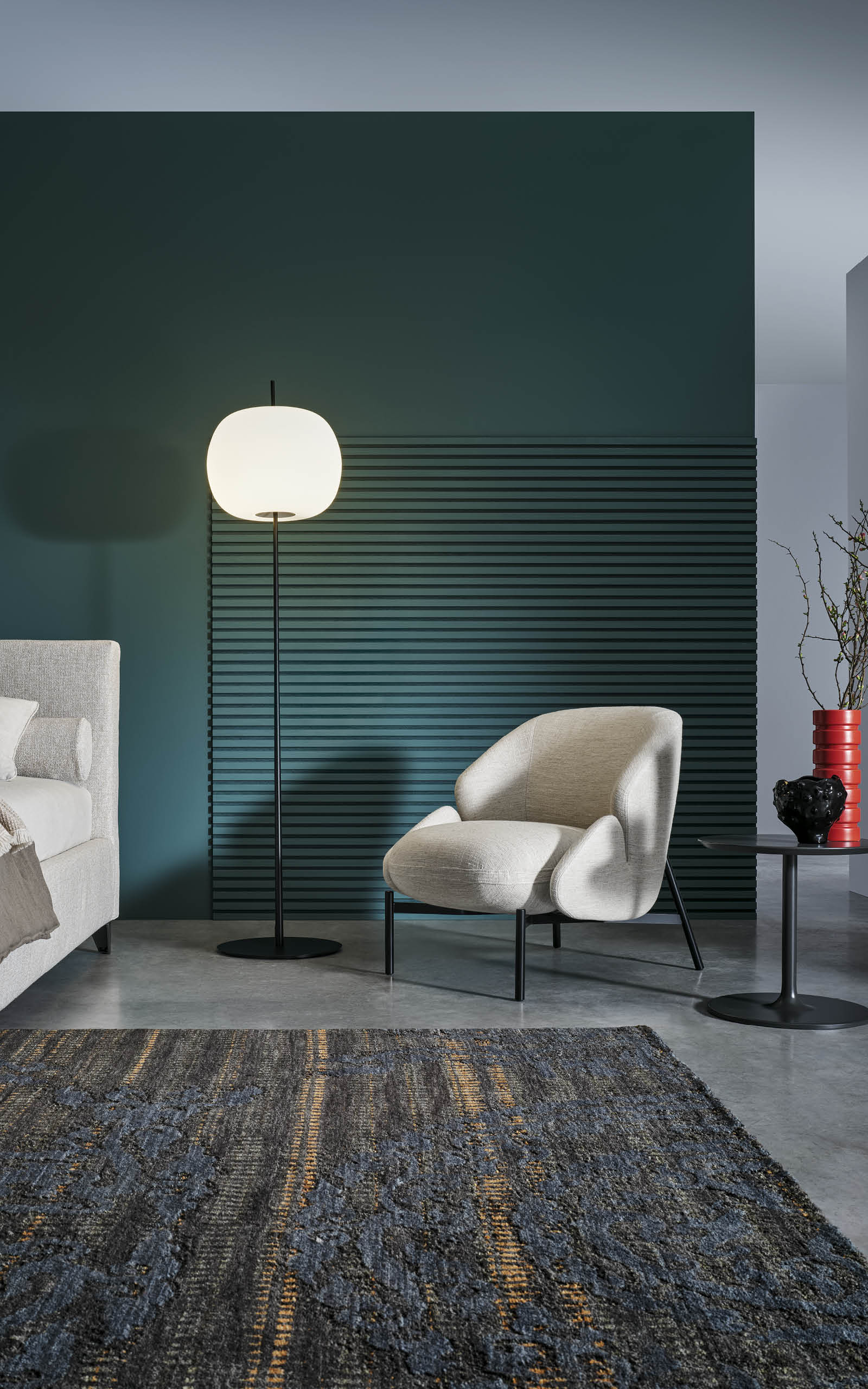 Lampa da terra moderna con diffusore bianco in soggiorno elegante.