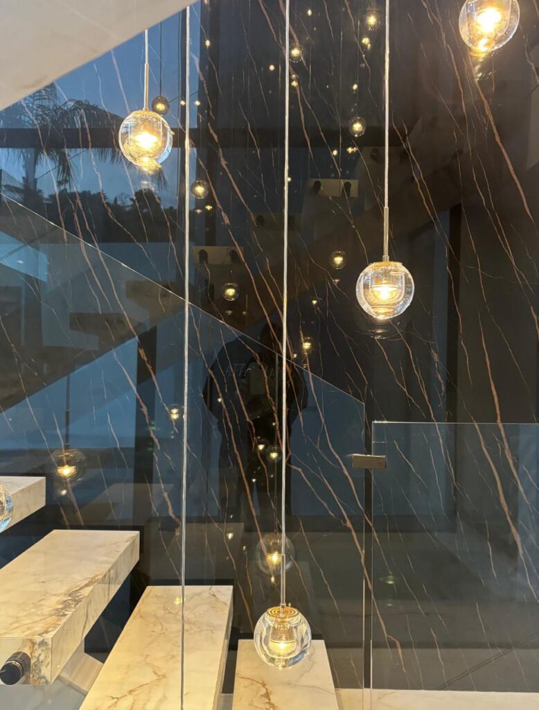 Atrio con lampada Dew — Private House, Marbella — KDLN