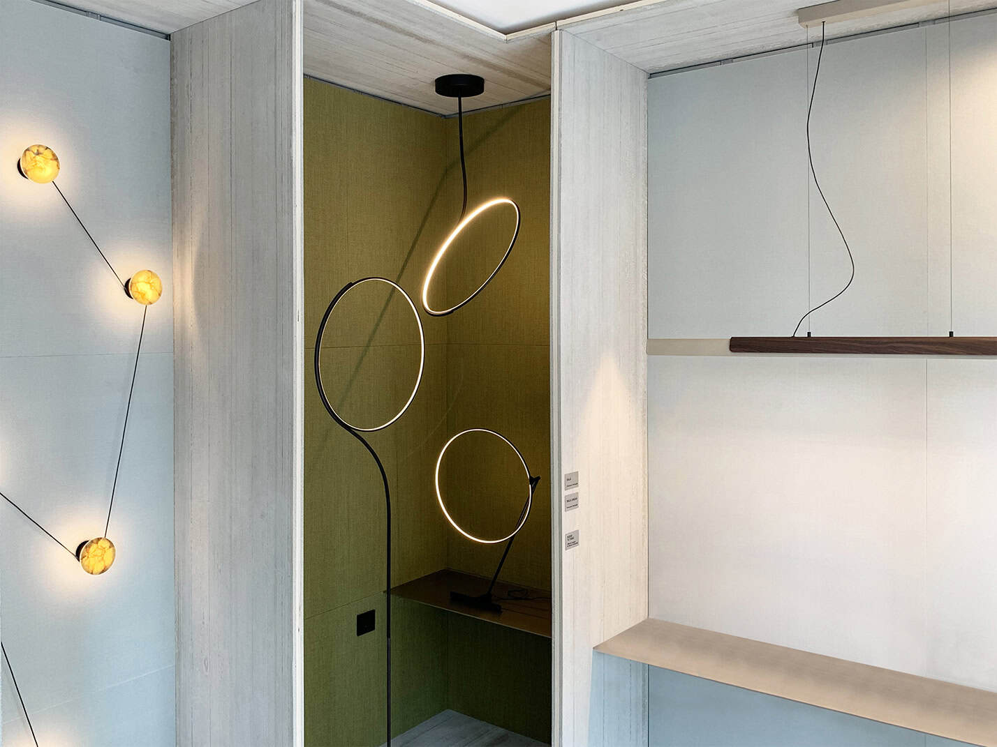 Spazio Elvezia 2022 con lampade Dala Linear Poise e Azou