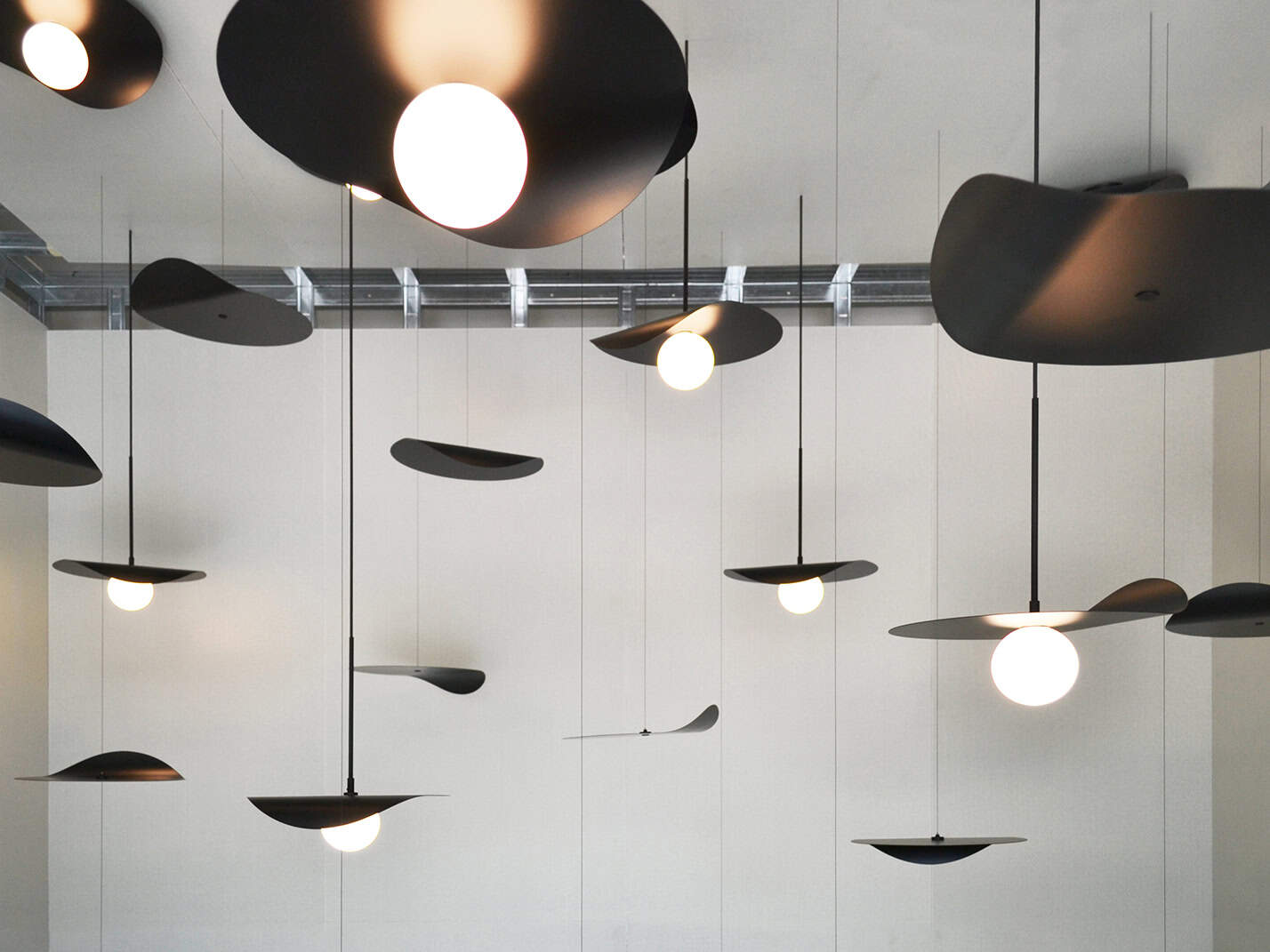 Lampade pendenti e plafoniere moderne in stile minimalista, esposizione di illuminazione di design a.