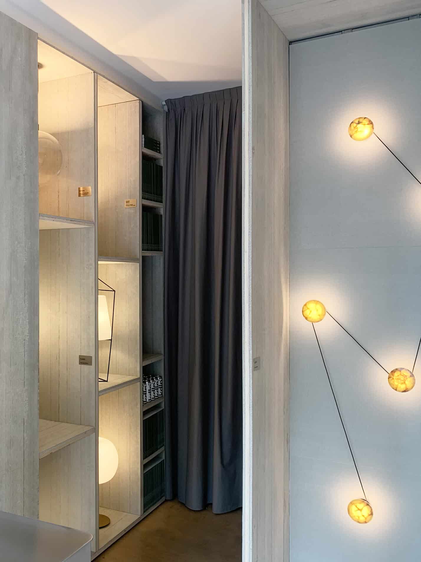 Spazio Elvezia 2022 con lampade Azou