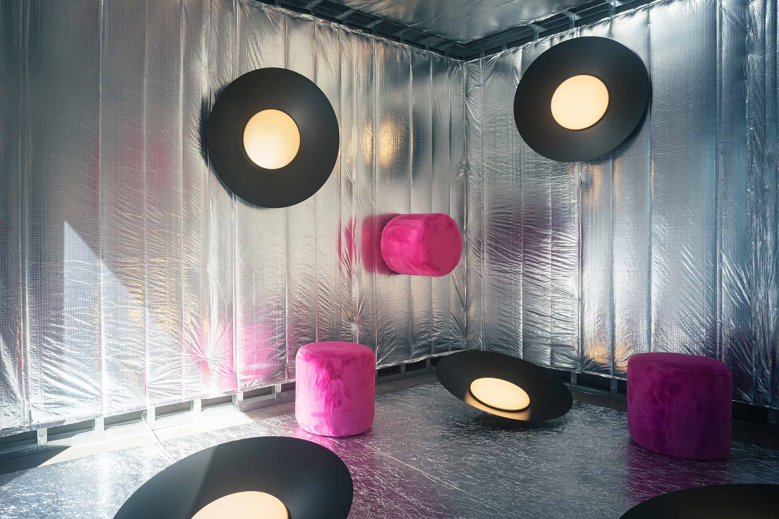 Lampada da parete moderna con design minimalista e finitura nera, ambiente futuristico.