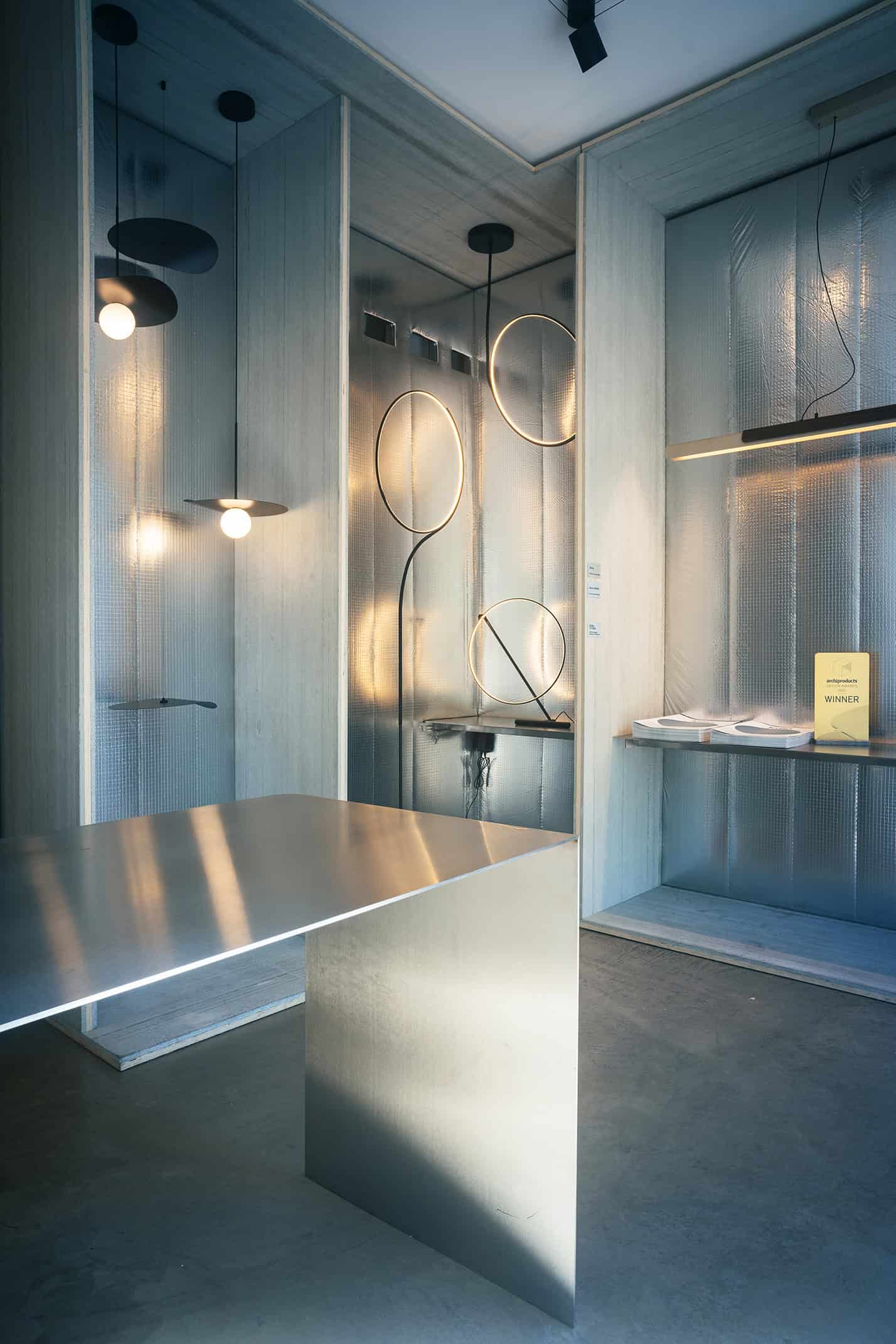 Annex 2023 con lampade Poise Dala e Flow