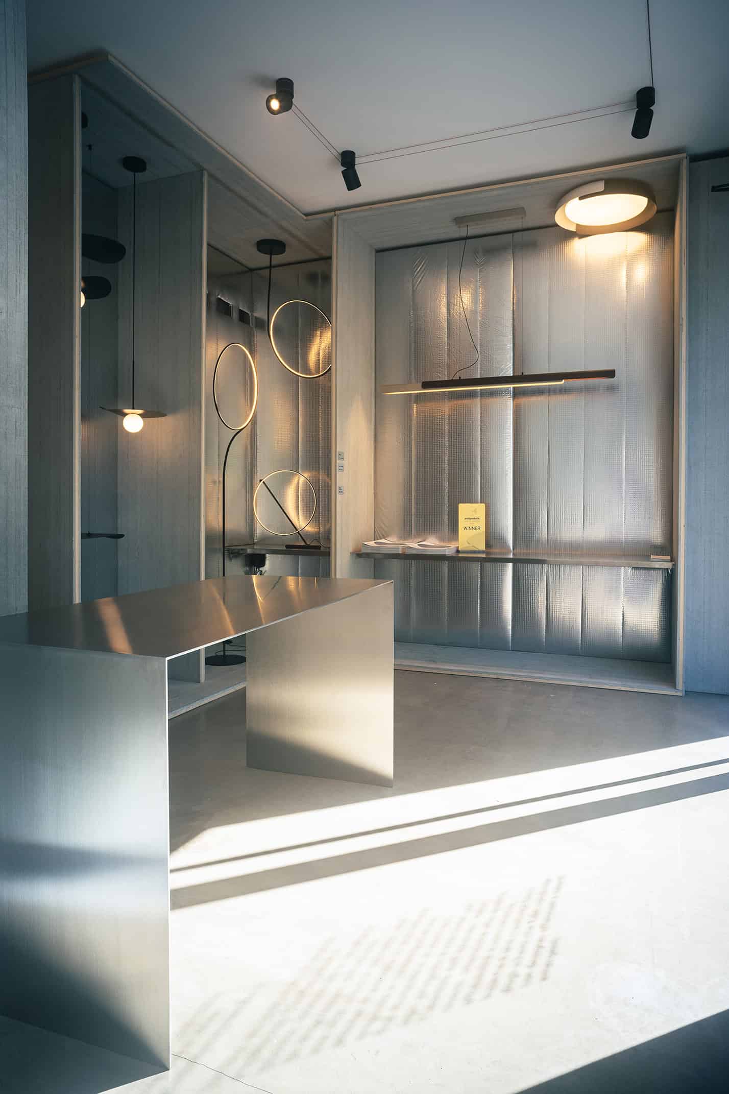 Luci a sospensione moderne in stile minimalista con finiture in metallo satinato.