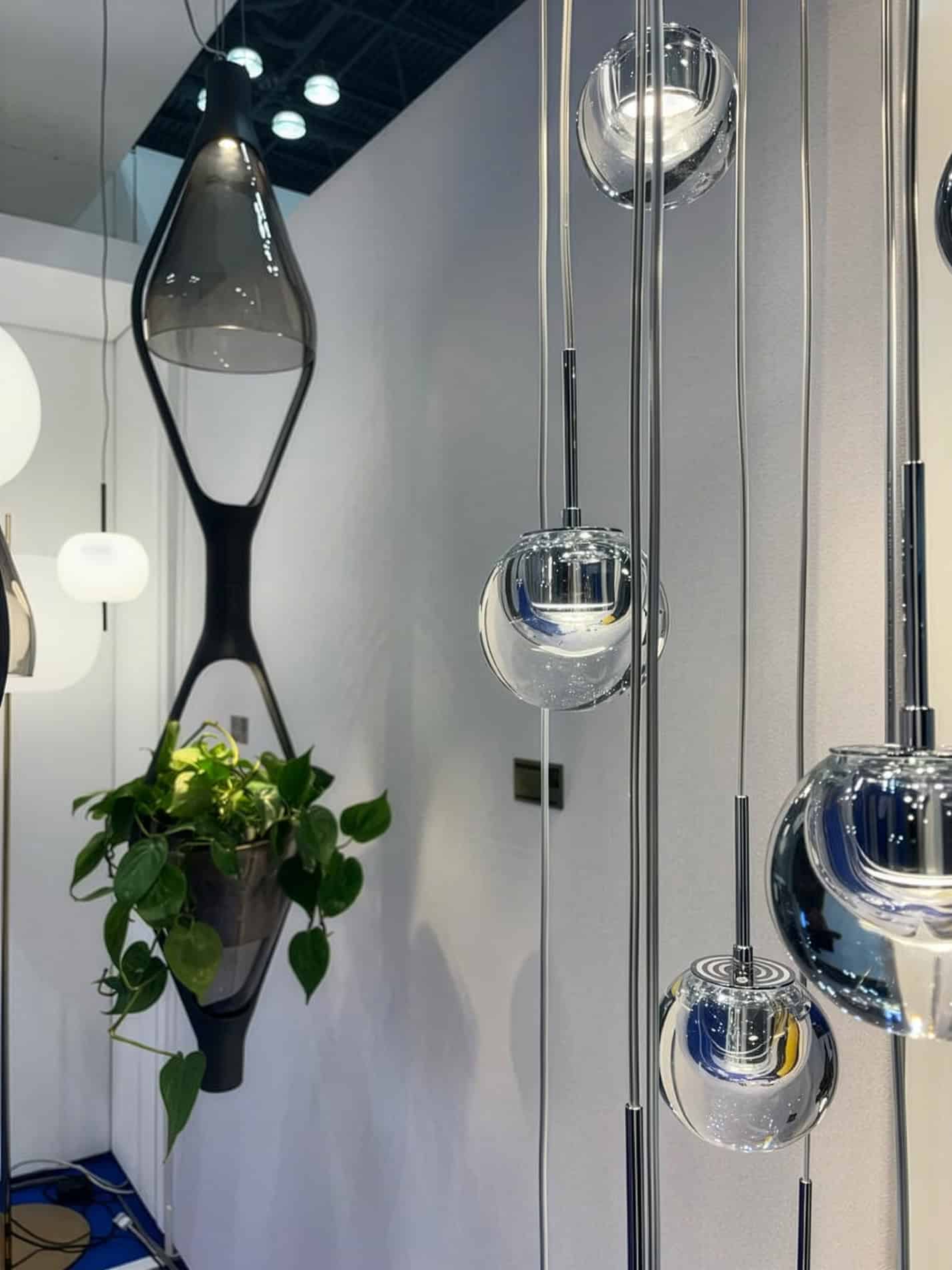 Lampi pendenti in vetro trasparente con dettagli metallici, design moderno e elegante.