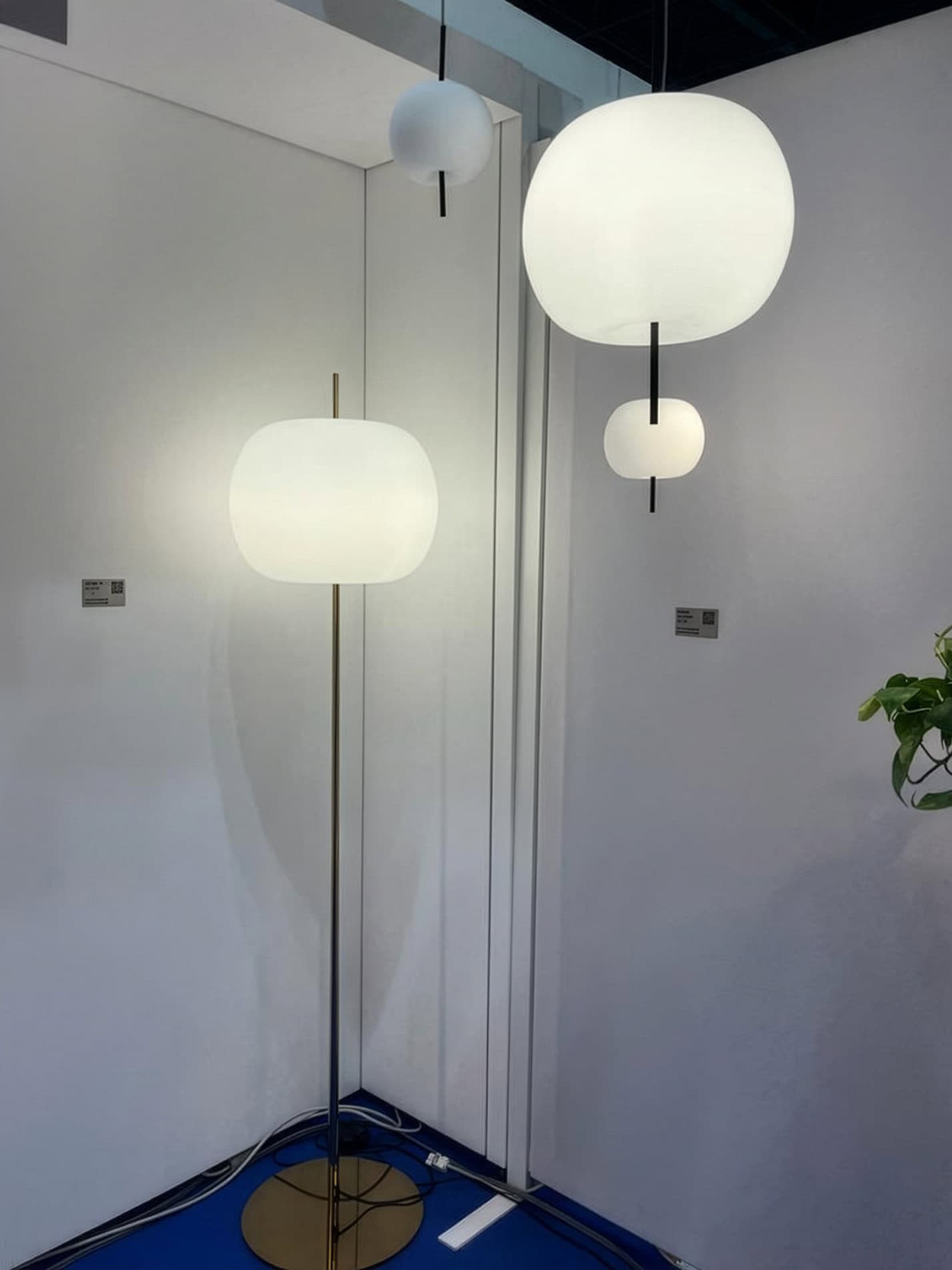 Luci a sospensione moderne in vetro bianco per interni, design minimalista elegante.