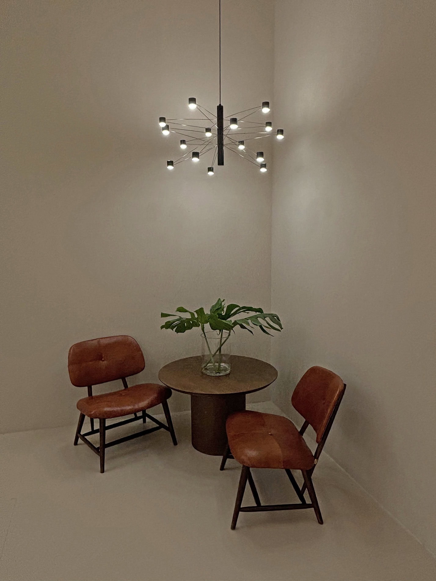 Lounge stand Euroluce 2025 con lampada Polar