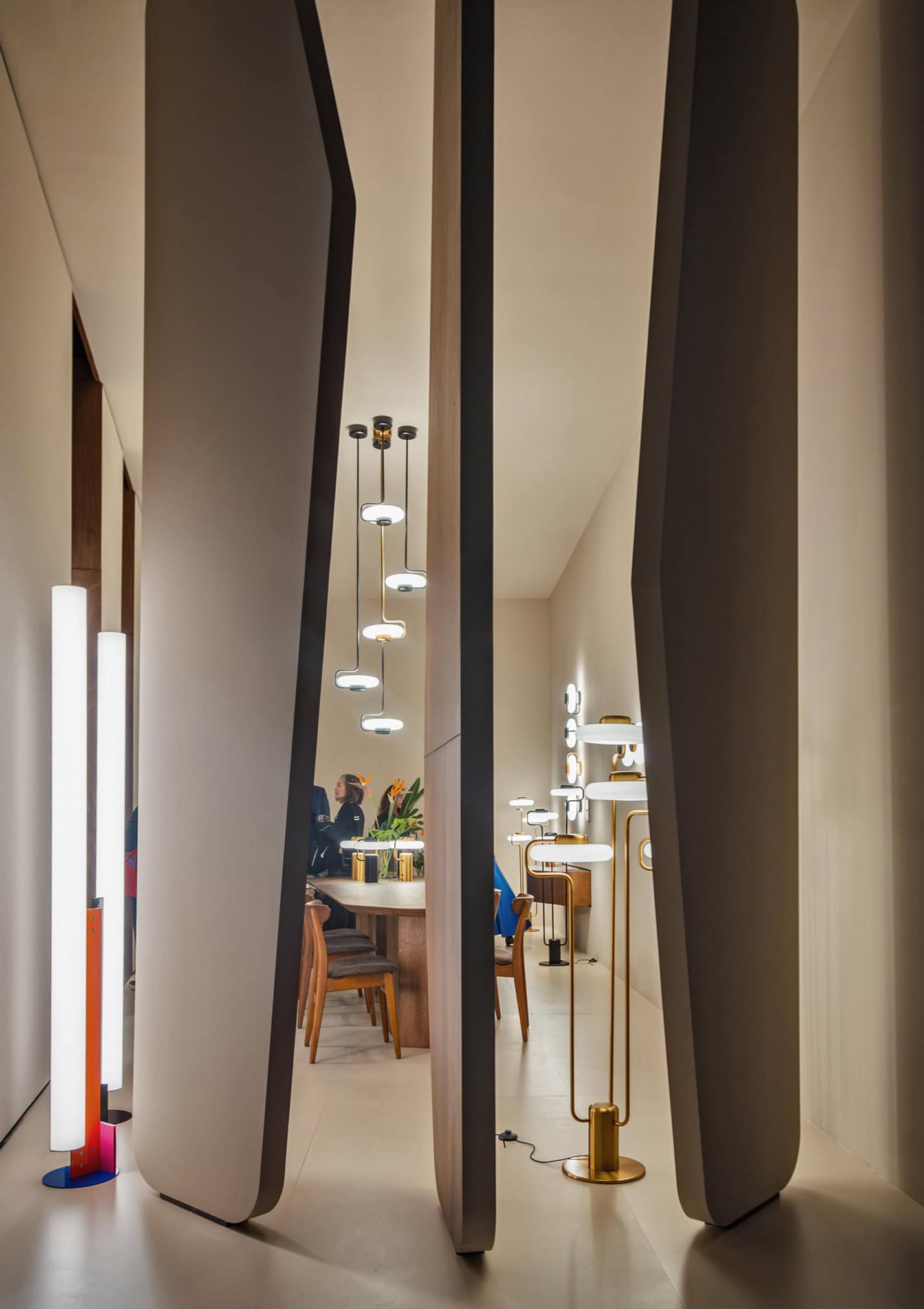 Pannelli divisori con lampade da terra e da tavolo in stile moderno, esposizione di illuminazione.