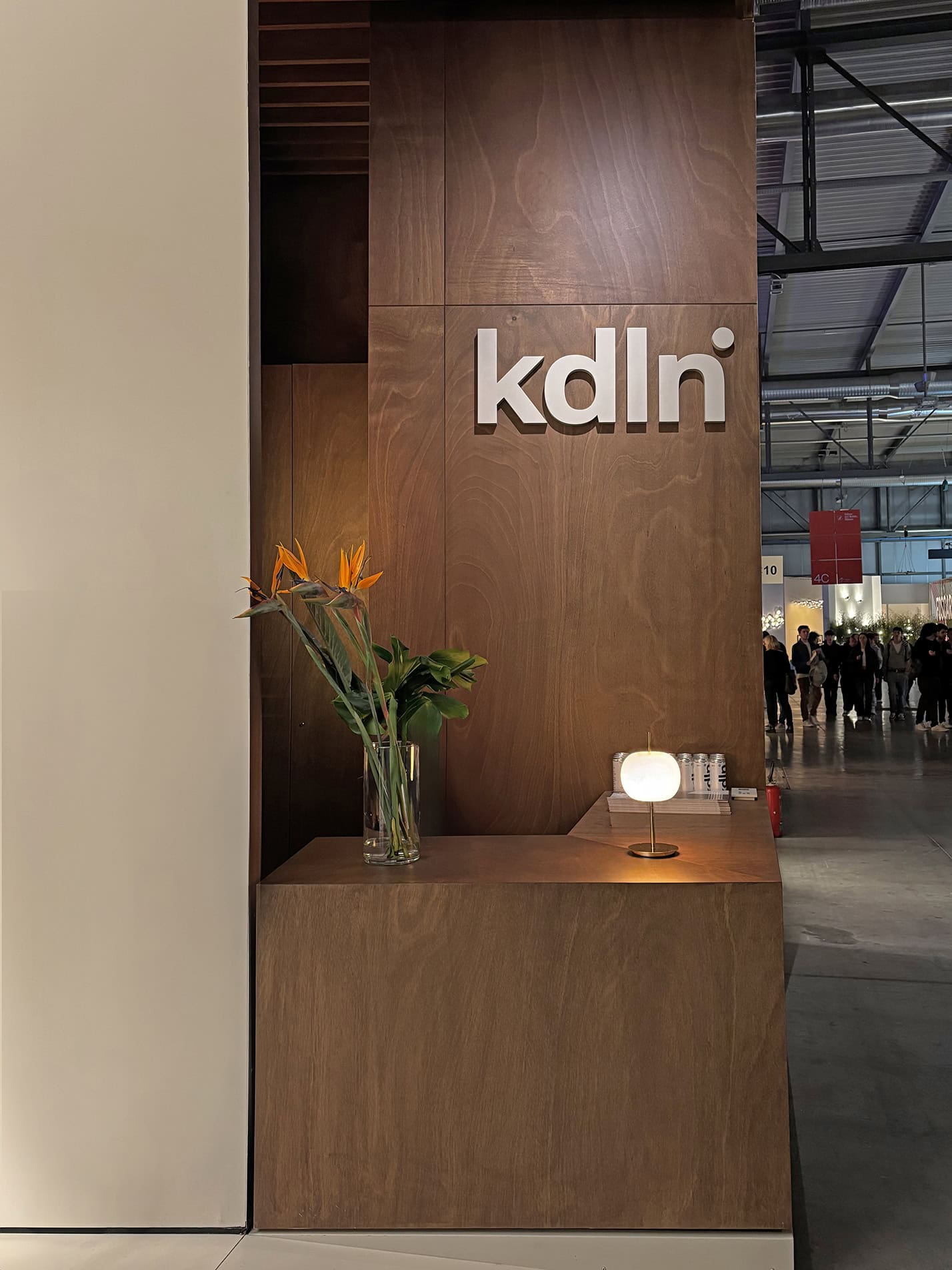 Reception stand Euroluce 2025 con lampada Kushi 10th