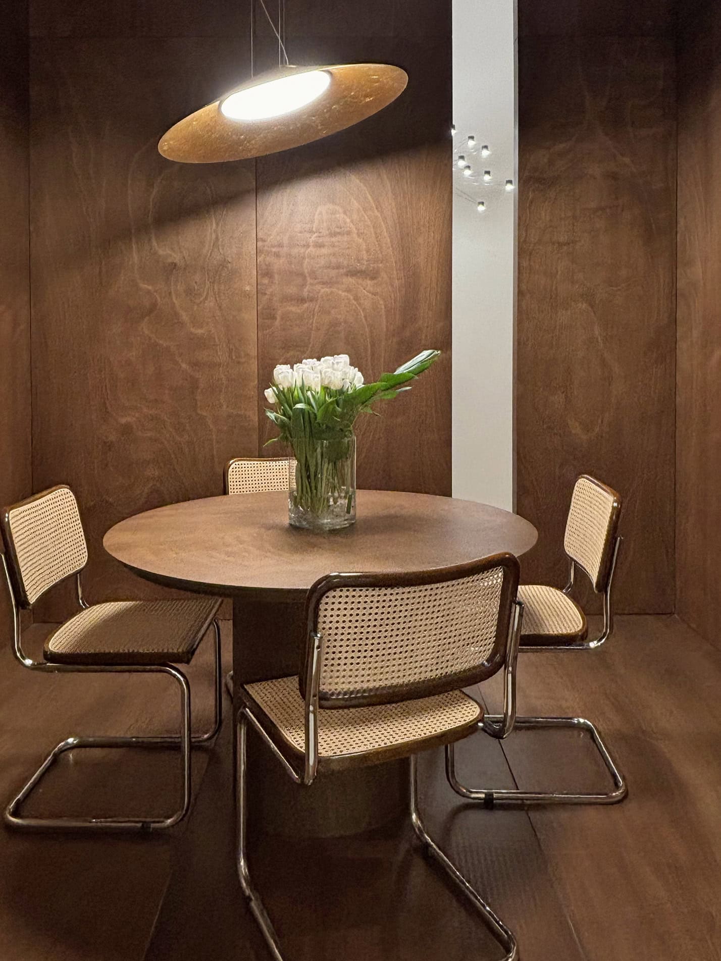 Sala riunioni stand Euroluce 2025 con lampada Kate Suspension