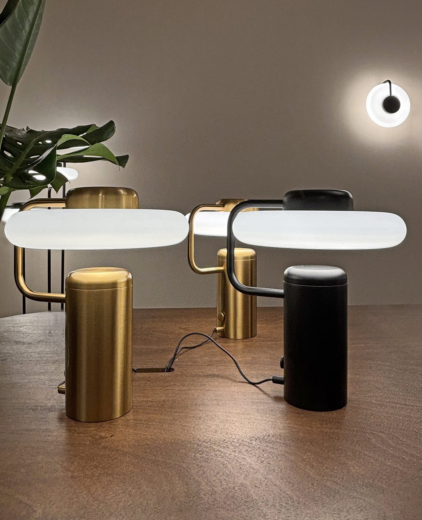 Stand Euroluce 2025 con lampade Tratto