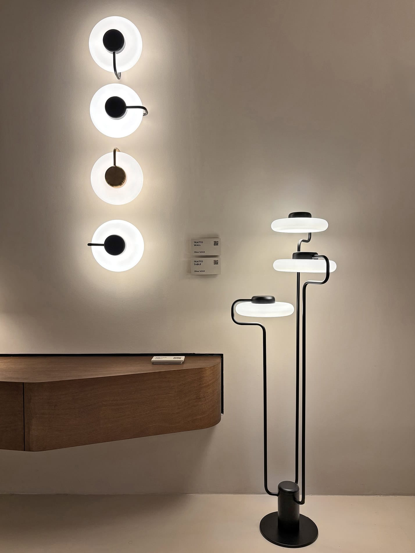 Luci da parete e da terra moderne con design minimalista e materiali innovativi.