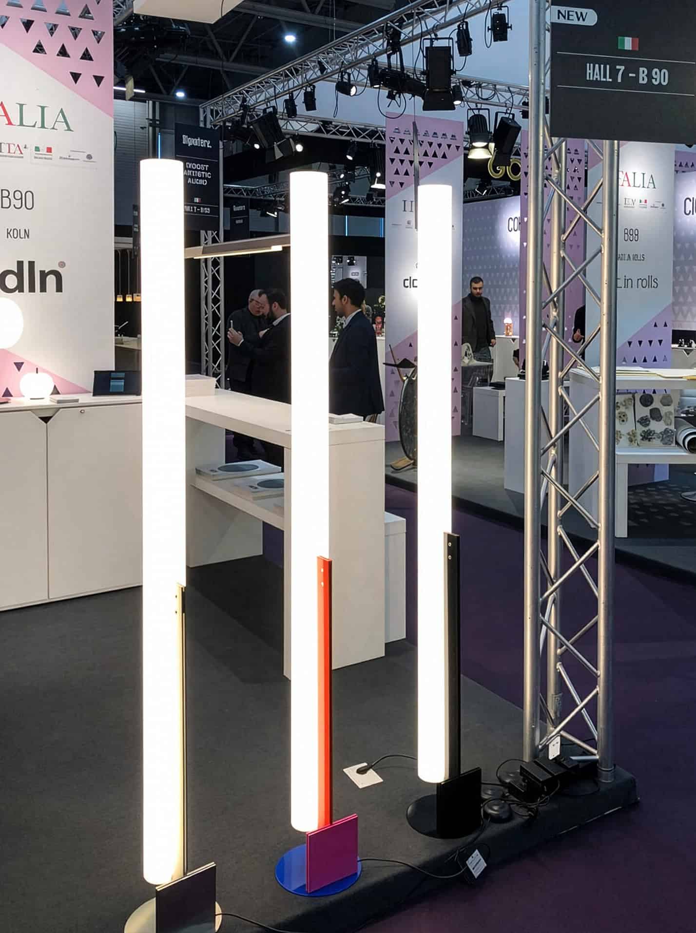 Luci a colonna LED moderne in esposizione a Maison&Objet 2024, design italiano.