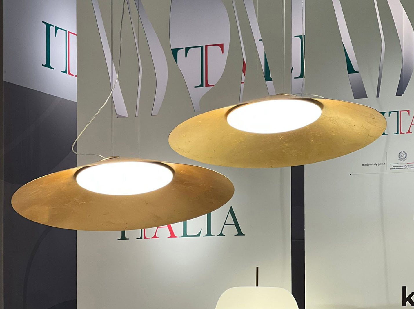 Pendente di design in metallo dorato con illuminazione diffusa, stile moderno.