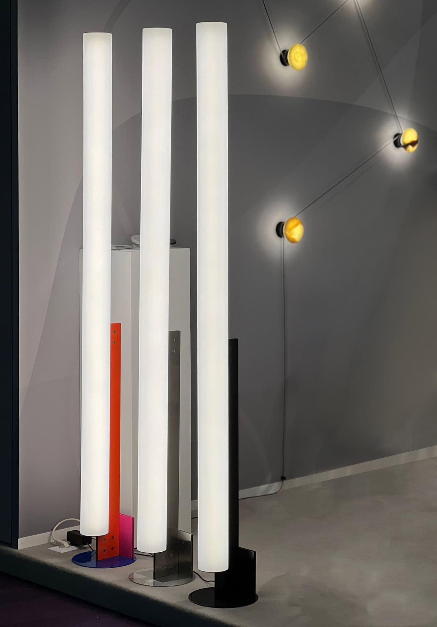 Lampade a colonna moderne con design minimalista e materiali innovativi, esposizione Maison&Objet 20.