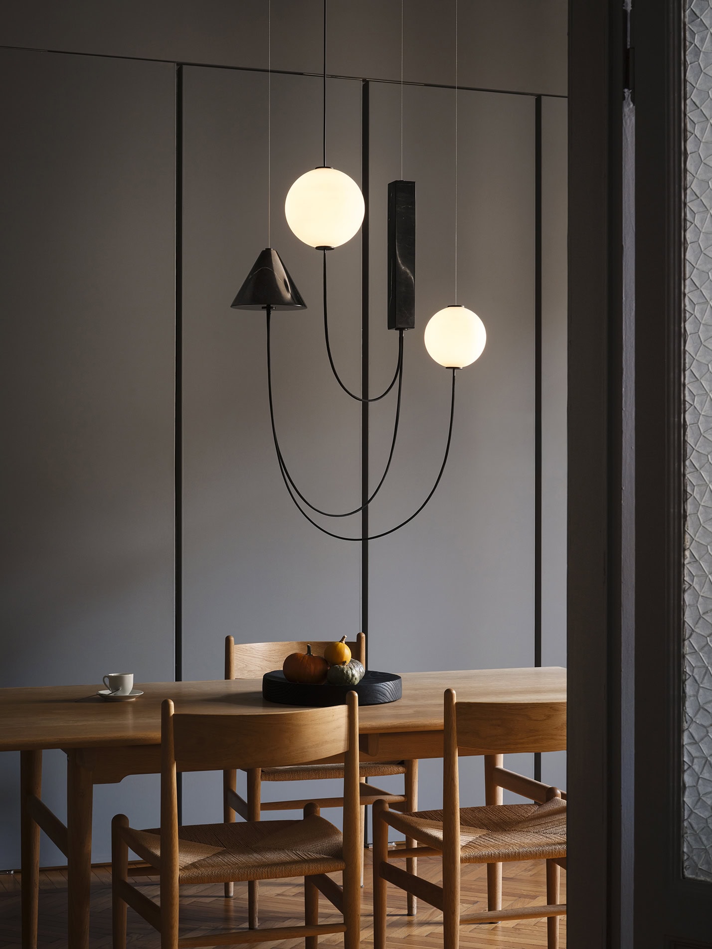 Lampada a sospensione moderna con sfere di vetro e design minimalista in ambiente elegante.