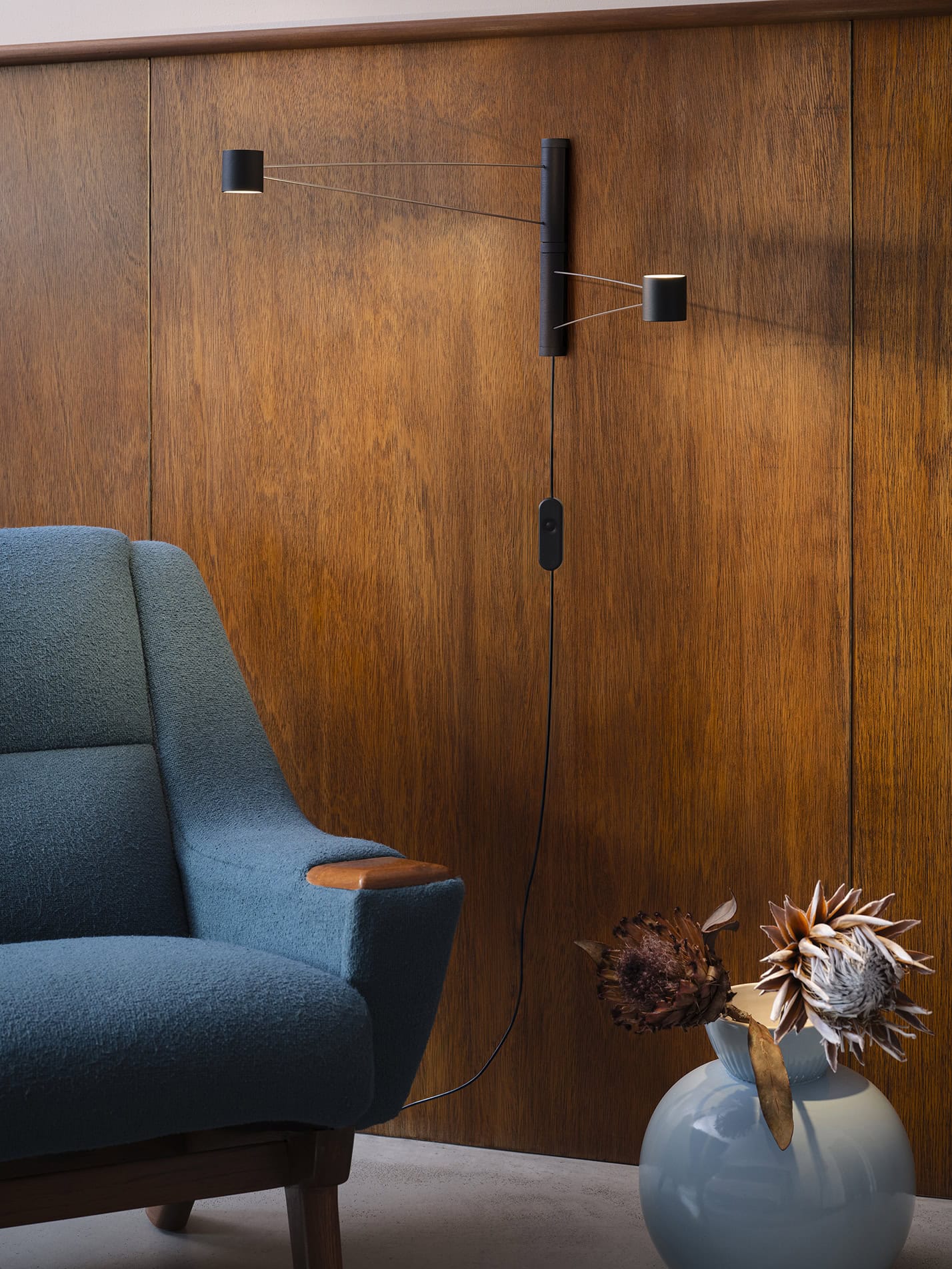 Applique a parete con luce direzionale e decorativa, stile moderno, legno e metallo.