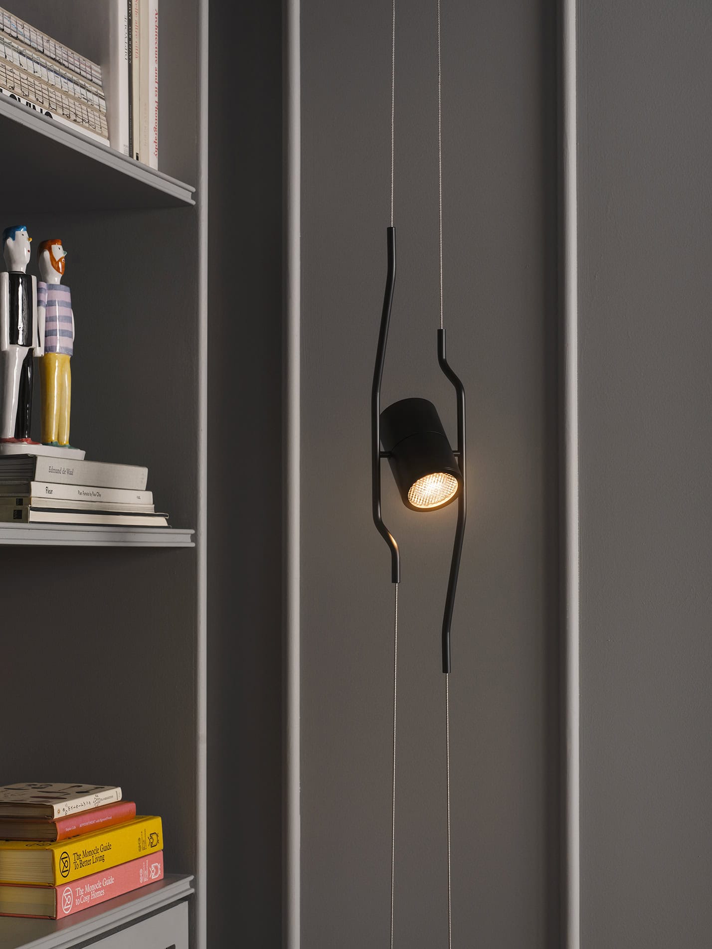 Dettaglio ingresso con lampada Tendu