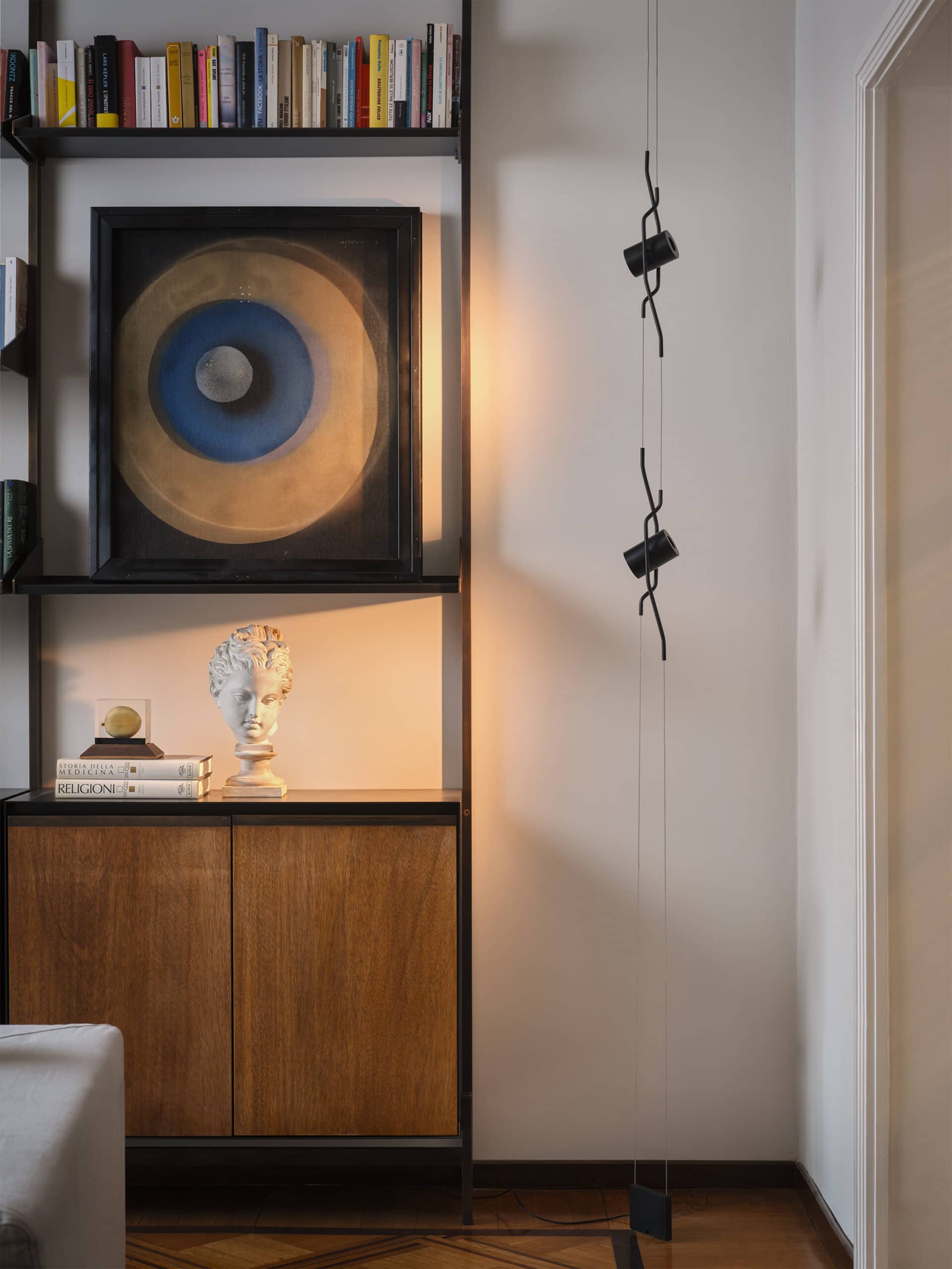 Lampada da parete moderna con design minimalista e finitura nera in ambiente elegante.